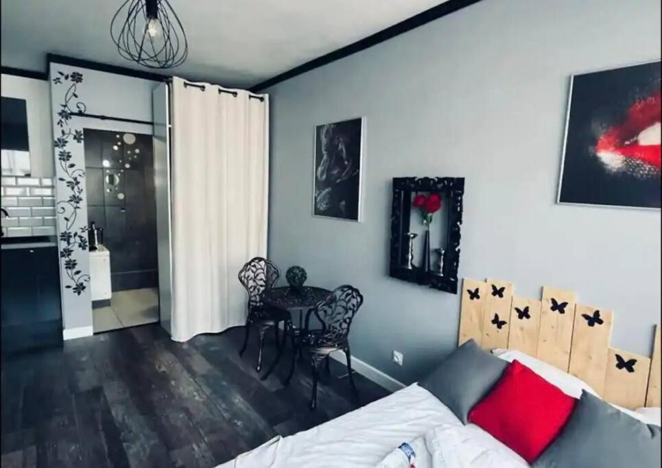 Orphelin Studio Avec Balneo Proche Centre Ville Remeš Exteriér fotografie